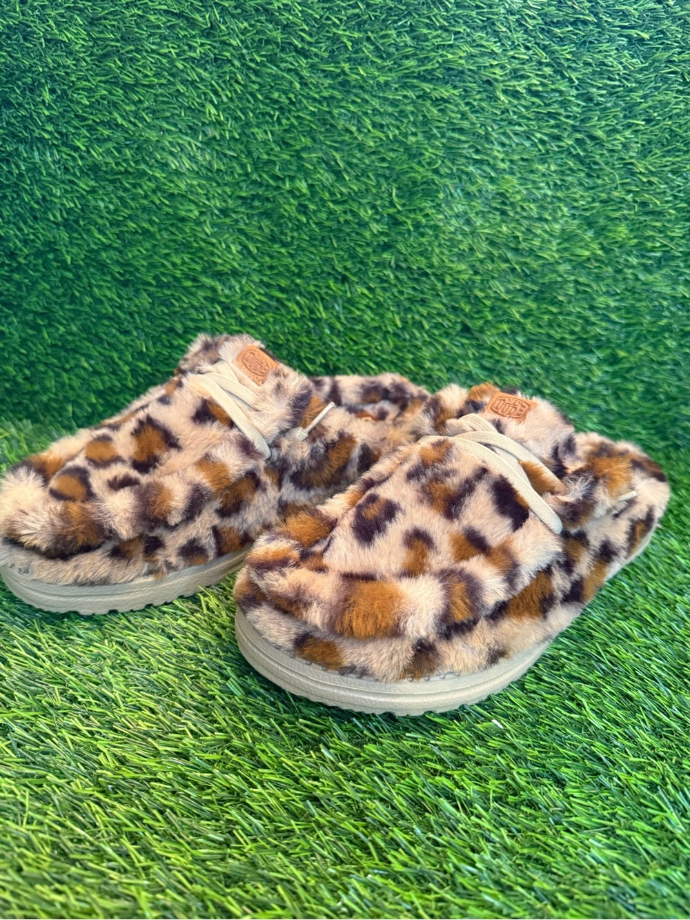 Hey Dude Faux Fur Leopard Print Womens Slip-On Slippers size 7